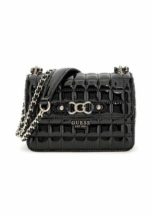 Sac à main en cuir verni noir avec un motif matelassé, bandoulière en chaîne argentée, logo GUESS bien en vue et une forme rectangulaire structurée.