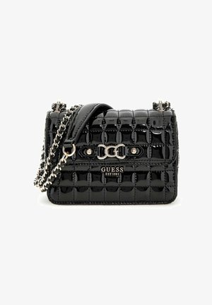 Sac à main en cuir verni noir avec un motif matelassé, bandoulière en chaîne argentée, logo GUESS bien en vue et une forme rectangulaire structurée.