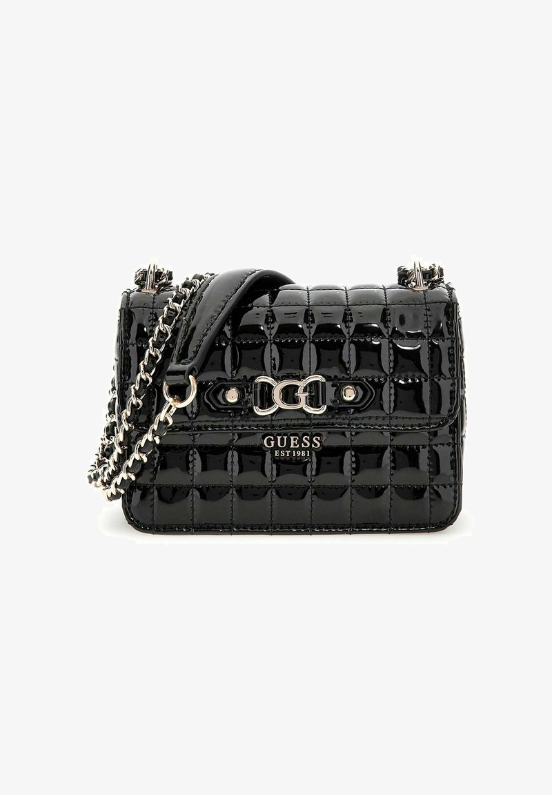 Sac à main en cuir verni noir avec un motif matelassé, bandoulière en chaîne argentée, logo GUESS bien en vue et une forme rectangulaire structurée.