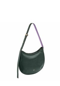Borsa a spalla verde in pelle con forma curva, dotata di una tracolla regolabile viola e dettagli in metallo dorato. Texture liscia.