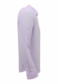 Lichtpaarse lange mouw blouse van textuurstof, met een kraag en knopenmanchetten voorzien van subtiele plooidetails.
