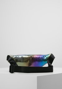 Holografisk bæltetaske med en skinnende, metallisk finish. Den har en bred justerbar sort rem og en slank, strømlinet form.