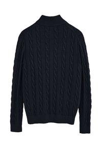 Pull en tricot bleu marine avec un motif en relief de tresses, col haut, et poignets et ourlet côtelés. Texture douce, coupe standard, et manches longues.