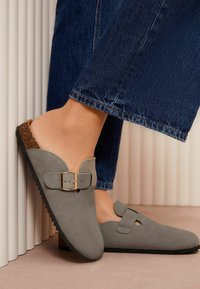 Friends Like These REGULAR FIT - BUCKLE COMFORT  FIT - Klumpák - grey