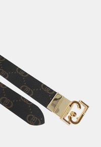 Cintura in pelle nera con un motivo ripetuto del logo in oro. La fibbia è in metallo dorato lucido con un design a intaglio unico.