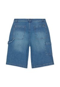Shorts en jean bleu avec deux poches plaquées à l'arrière, une poche utilitaire latérale et un détail de boucle sur la jambe gauche.