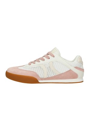 Baskets basses avec mesh blanc, accents en cuir suédé rose, lacets roses et semelle en gomme marron, vues de côté sur fond blanc.