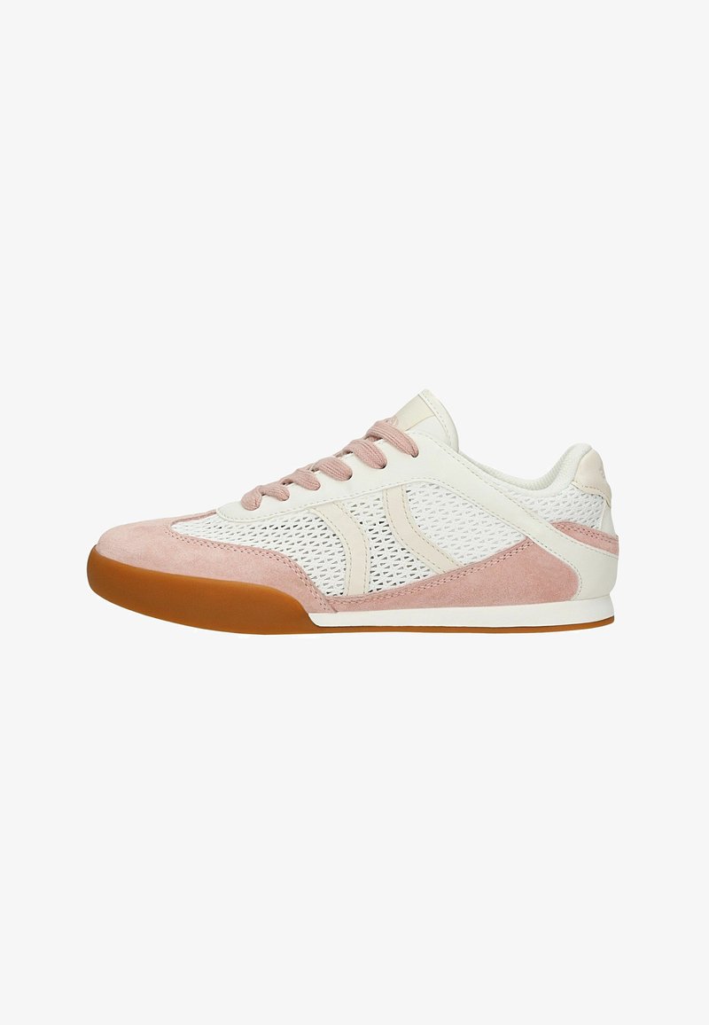 Baskets basses avec mesh blanc, accents en cuir suédé rose, lacets roses et semelle en gomme marron, vues de côté sur fond blanc.