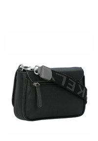Sac à bandoulière noir en cuir avec une surface texturée, des accessoires en métal argenté, une poche zippée et une sangle ajustable avec logo. Forme rectangulaire.