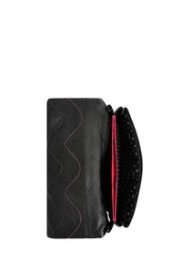 Černá kožená peněženka s růžovým cik-cak prošíváním, s texturovaným povrchem a černým interiérem s puntíky, které se otvírá a odhaluje sloty na karty.