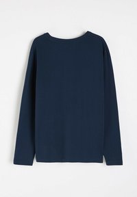 Granatowa koszula z długim rękawem wykonana z bawełny, z okrągłym dekoltem i prostym wzorem bez widocznych deseni czy akcentów.