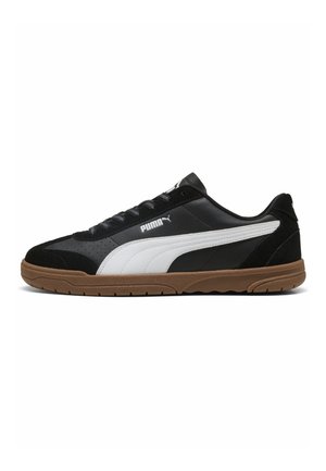 Schwarz-weißer Puma-Sneaker mit brauner Sohle, seitlichem Logo und Schnürdesign, von der Außenseite auf weißem Hintergrund gezeigt.