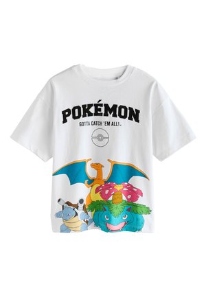 Weißes T-Shirt mit schwarzem „Pokémon“-Text, dem Slogan „Gotta catch 'em all!“, Poké Ball-Symbol und den Charakteren Glurak, Turtok und Bisaflor.