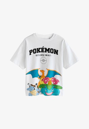 Fehér póló fekete "Pokémon" felirattal, "Gotta catch 'em all!" szlogennel, Poké Ball ikonával és Charizard, Blastoise, valamint Venusaur karakterekkel.