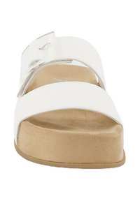 Witte platform slipper sandaal met twee brede banden, een getextureerde tan voetbed en een metalen gesp detail voor aanpassing.