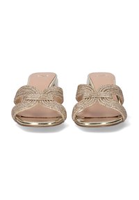 Sandalias deslizantes doradas con tiras que presentan un diseño retorcido con acentos metálicos y una plantilla suave en tono nude. Textura brillante y forma de punta abierta.