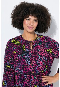 Schwarzes Kleid mit einem bunten Leopardenmuster in Pink, Grün und Blau. Verfügt über einen runden Ausschnitt und ein gebundenes Schlüssellochdetail. Lange Ärmel.