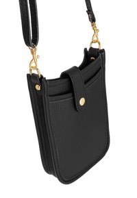 Bolso cruzado de cuero negro con un acabado texturizado, herrajes dorados, cierre a presión y correa ajustable. Forma rectangular compacta para facilitar el transporte.