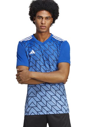 Blaues T-Shirt mit kurzen Ärmeln für Fußball, mit einem geometrischen Muster, V-Ausschnitt und drei weißen Streifen auf den Schultern.