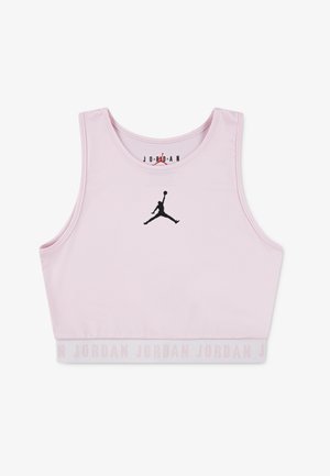 Różowy krótki top na ramiączkach z gładkiej tkaniny. Na środku znajduje się czarne logo Jumpman, a na białej gumie w pasie powtarza się napis "JORDAN".