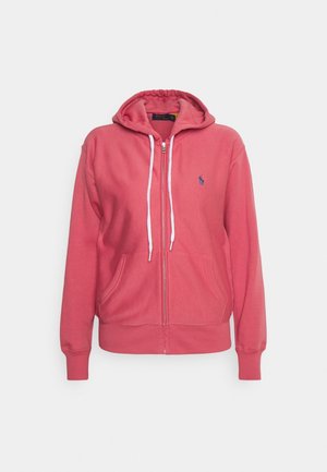 Sweat à capuche zippé rose corail avec cordons blancs, poches avant, poignets et ourlet côtelés, et petit logo brodé bleu sur la poitrine.