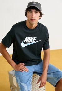 Nike Sportswear TEE FUTURA - T-shirts print - black