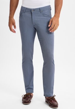 Pantaloni a fantasia blu chiaro con vestibilità slim, dotati di chiusura con bottone e zip, tasche laterali e una texture del tessuto liscia.