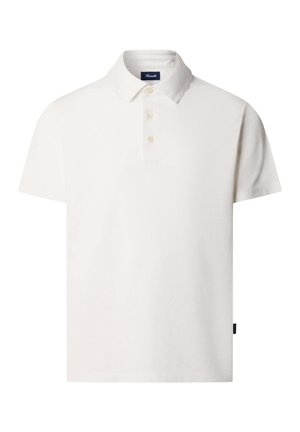 Polo blanc à manches courtes avec trois boutons et une petite étiquette de marque bleu marine sur la couture latérale gauche.