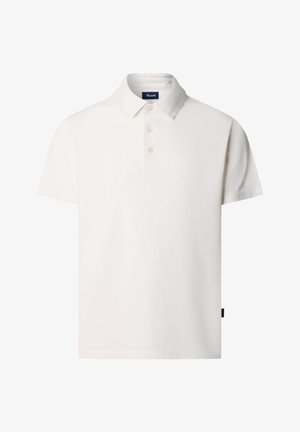 Polo blanc à manches courtes avec trois boutons et une petite étiquette de marque bleu marine sur la couture latérale gauche.