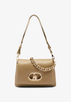 Beige Lederhandtasche mit einem goldenen Kettenakzent und einem mit Logo verzierten Verschluss. Verfügt über einen verstellbaren Schulterriemen und eine glatte Textur.