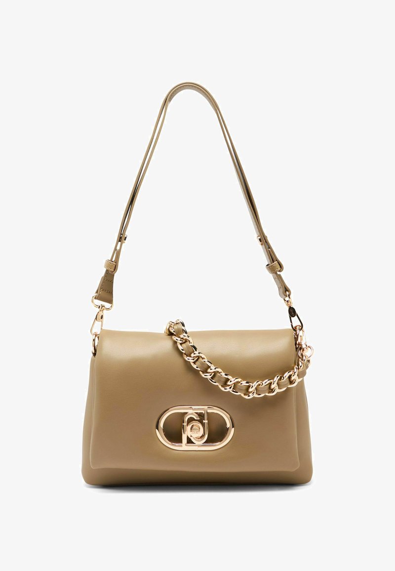Beżowa skórzana torebka z dodatkiem złotego łańcucha i zapięciem ozdobionym logo. Posiada regulowany pasek i gładką teksturę.