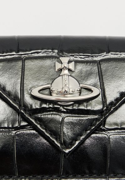 Μαύρη γυαλιστερή δερμάτινη τσάντα με ανάγλυφη υφή κροκόδειλου και ασημένια αγκράφα με λογότυπο σφαίρας και σταυρού στο κέντρο της πτέρυγας.