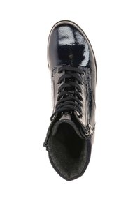 Marineblauwe lakleren enkelboot met zwarte veters, ronde neus, zachte binnenvoering en zijrits voor gemakkelijk aan- en uittrekken.