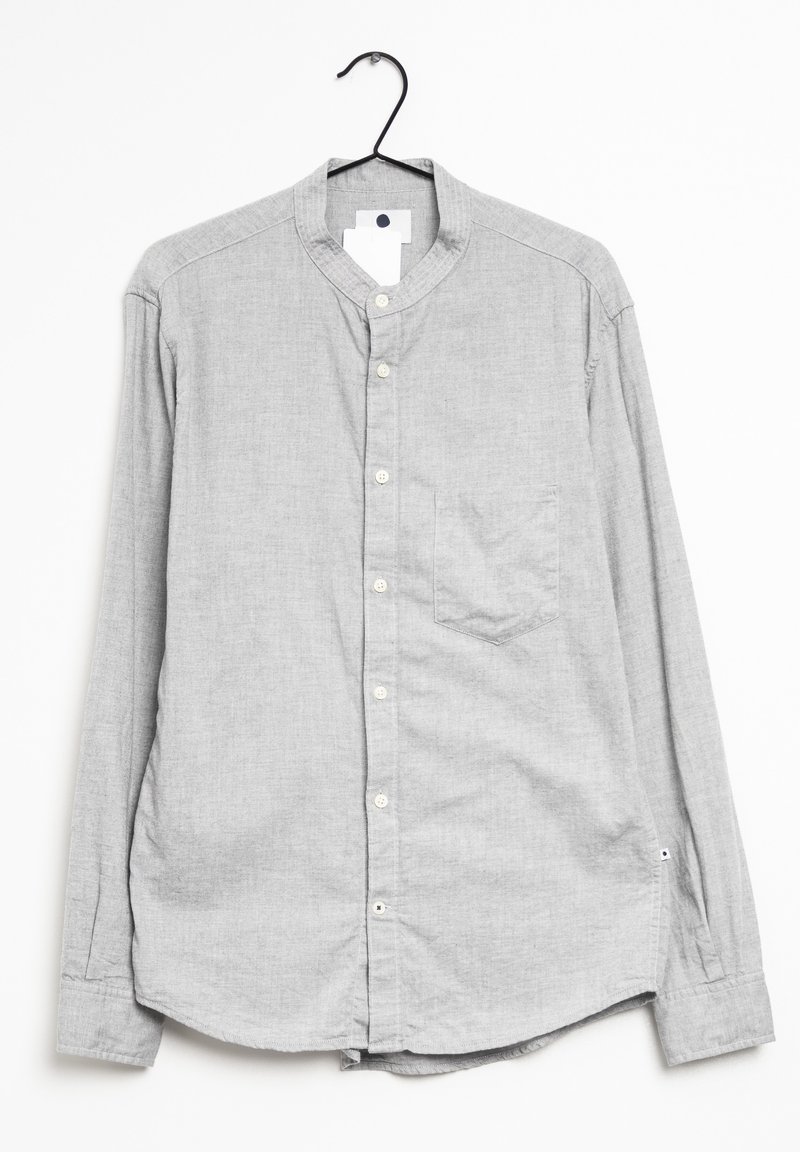 Chemise gris clair à manches longues avec boutons, col mandarin et poche poitrine avant suspendue sur un cintre noir sur fond blanc.