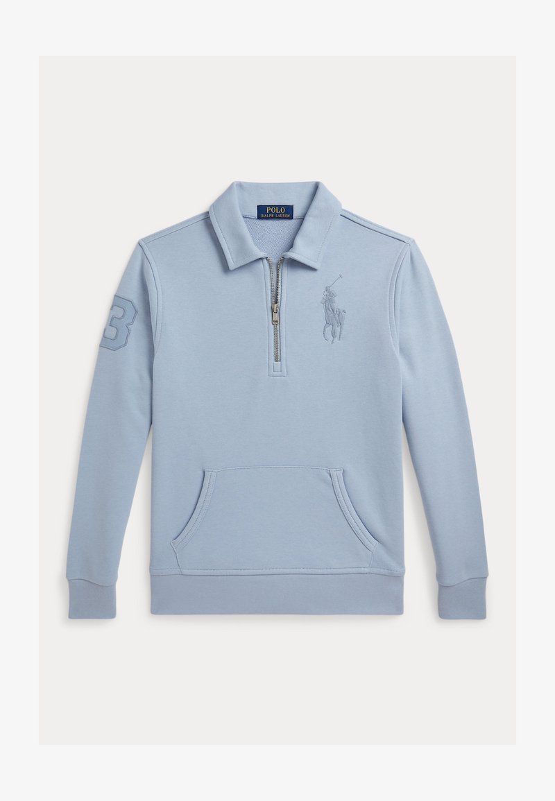 Γαλάζιο μακρυμάνικο πόλο φούτερ με μισό φερμουάρ, μπροστινή τσέπη, λογότυπο Ralph Lauren στο στήθος και αριθμό 3 στο δεξί μανίκι.