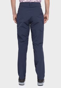 Marineblaue Wandercargohosen mit einer glatten Textur, einer Seitentasche und elastischen Bündchen, die für Outdoor-Aktivitäten konzipiert sind.