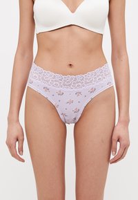 Boxeri violeți cu un model floral, cu talie din dantelă, confecționați dintr-un material moale și cu un croi strâns, meniți pentru confort și purtare zilnică.