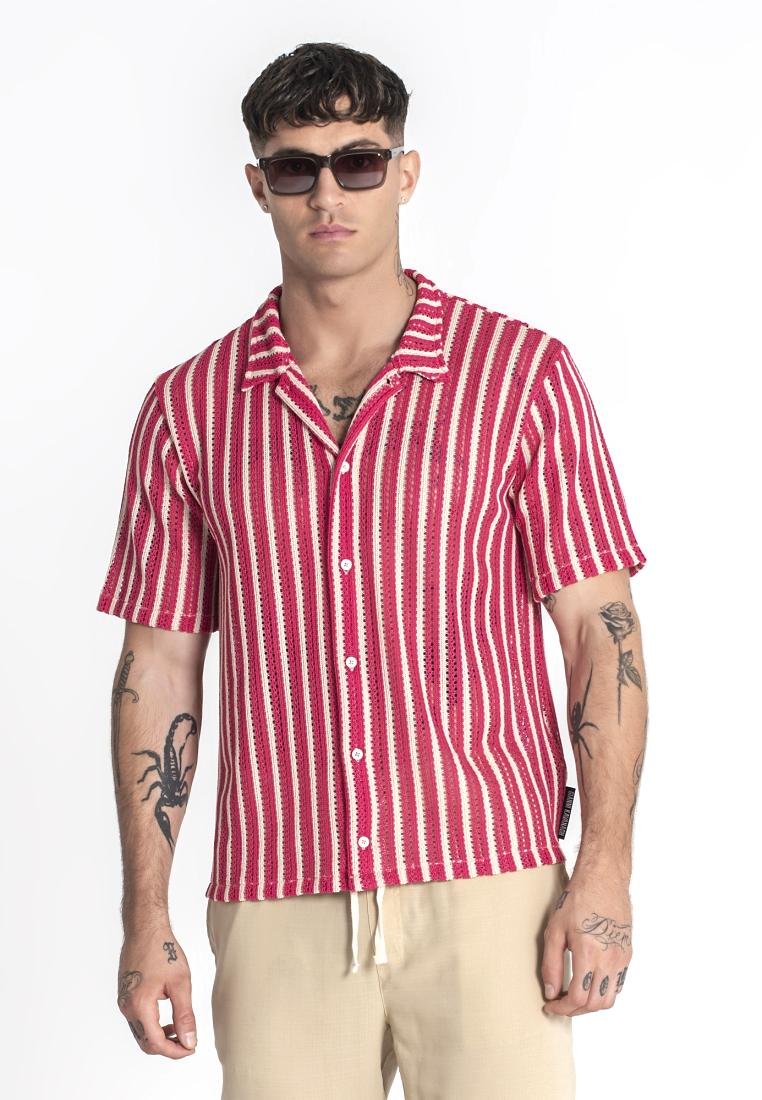 Rood en wit gestreepte korte mouwen shirt met een knoopsluiting aan de voorkant, voorzien van een notch kraag en lichte, gestructureerde stof.
