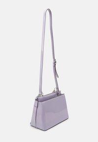 Borsa a tracolla rettangolare lilla con tracolla sottile regolabile e finitura liscia e lucida su uno sfondo bianco.