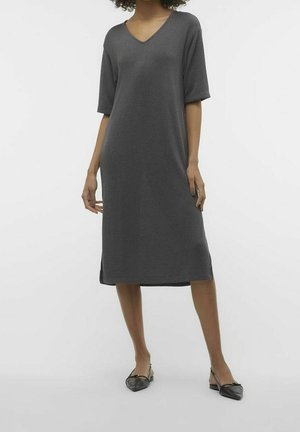 Robe grise foncée, longueur genou, avec une coupe décontractée, des manches courtes, un décolleté en V et des fentes sur les côtés. Fabriquée dans un tissu doux et texturé.