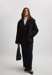 NA-KD Cappotto corto - black