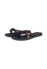 Schwarze Flip-Flops mit einem strukturierten Fußbett, ausgestattet mit überkreuzten Riemen im braun-schwarzen Schildpatt-Muster und einem orangefarbenen Logo.