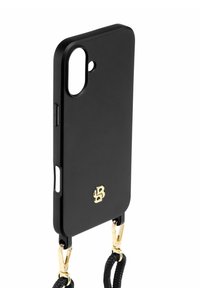 Juodas telefono dėklas su lygiu paviršiumi, išpjovomis kamerai ir mygtukams, auksiniais aparatūros akcentais ir juodomis pintomis dirželio tvirtinimo detalėmis.