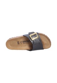 Sandal in gomma nera con una singola fascetta e una fibbia rettangolare dorata. Suola in sughero e suola testurizzata, etichettata con la taglia 37.