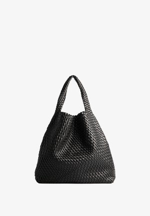 Črna tkana torba za na ramena z dvema ročkama. Mehka tekstura, sproščen dizajn in velika, okrogla oblika. Ni vidne opreme ali dodatkov.