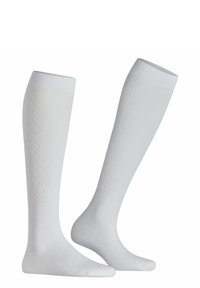 Knielange weiße Socken mit einem strukturierten Rautenmuster, hergestellt aus einem glatten, dehnbaren Material für Komfort und Passform.