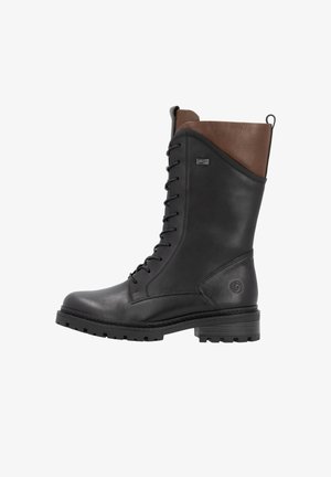 Bottines en cuir noir à lacets avec un accent en cuir marron en haut, un talon robuste, une semelle texturée et un détail de logo sur le côté.