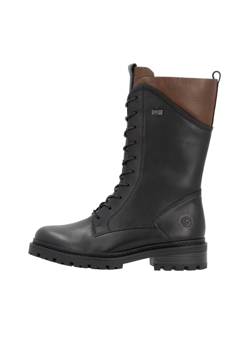 Schwarze Leder Schnürstiefel mit einem braunen Lederakzent oben, einem stabilen Absatz, einer strukturierten Sohle und einem Logodetail an der Seite.