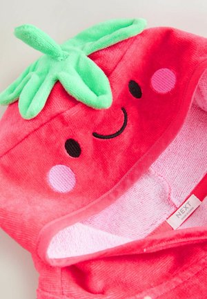 Serviette à capuche rouge en forme de fraise, avec des feuilles en peluche vertes, des joues roses, des yeux noirs et une bouche souriante. La doublure intérieure est en doux rose.