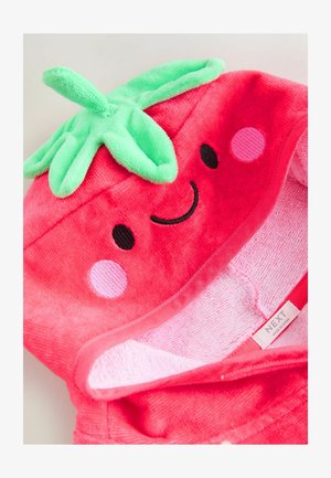 Serviette à capuche rouge en forme de fraise, avec des feuilles en peluche vertes, des joues roses, des yeux noirs et une bouche souriante. La doublure intérieure est en doux rose.